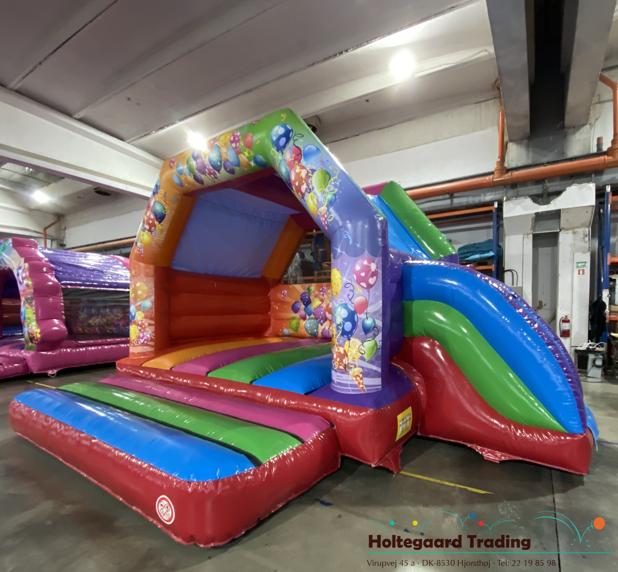 Multi color hoppeborg med slide, kr. 16.900,00 str. knap 5 x 5 meter (incl. blæser)